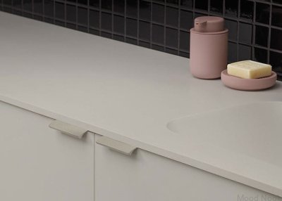 Edge Straight 60 möbelhandtag i aluminium i beige