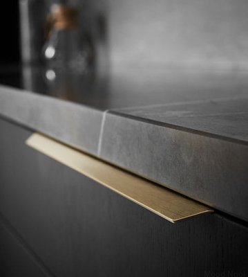 Blaze 2 möbelhandtag i aluminium, borstad guld