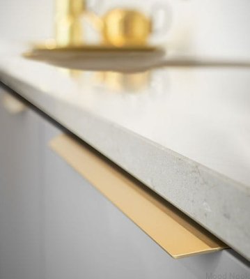 Blaze 2 möbelhandtag i aluminium, borstad guld