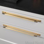 Zdjecie uchwytu Pull bar Linear Medium mosieznego na meblu