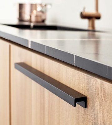 Avlångt möbelhandtag Station 320 Aluminium svart