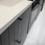 Zdjecie produktowe T-Type w kolorze czarnym na meblu