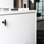 Zdjecie produktowe T-Type w kolorze czarnym na meblu