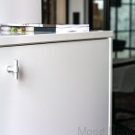Zdjecie produktowe T-Type w kolorze bialym na meblu