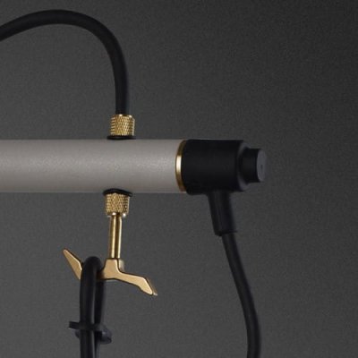 Hooked Nude vägglampa stålgrå med mässing