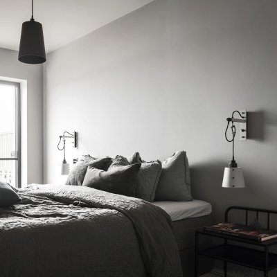 Hooked Cross S Vägglampa Stålgrå med Mässing