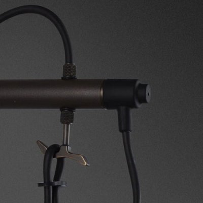 Hooked Cross L vägglampa, stål, grafit med bränd brons