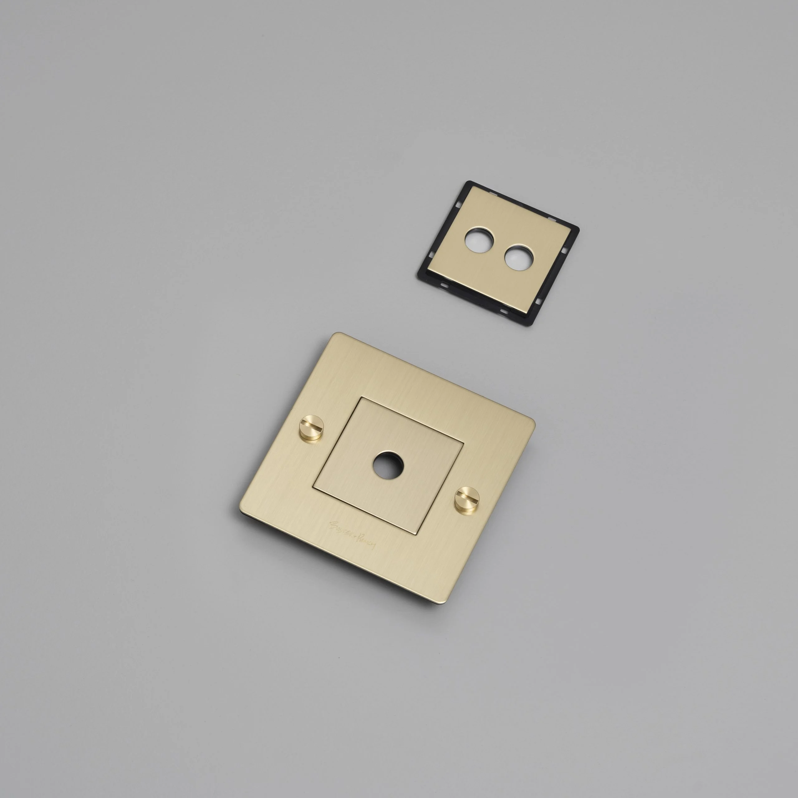 EU_ELECTRICITY_1G_Wall_Plate_Infill_Brass_Web-scaled.webp