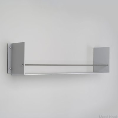 Balk stålgrå med silverfärgad räckehylla