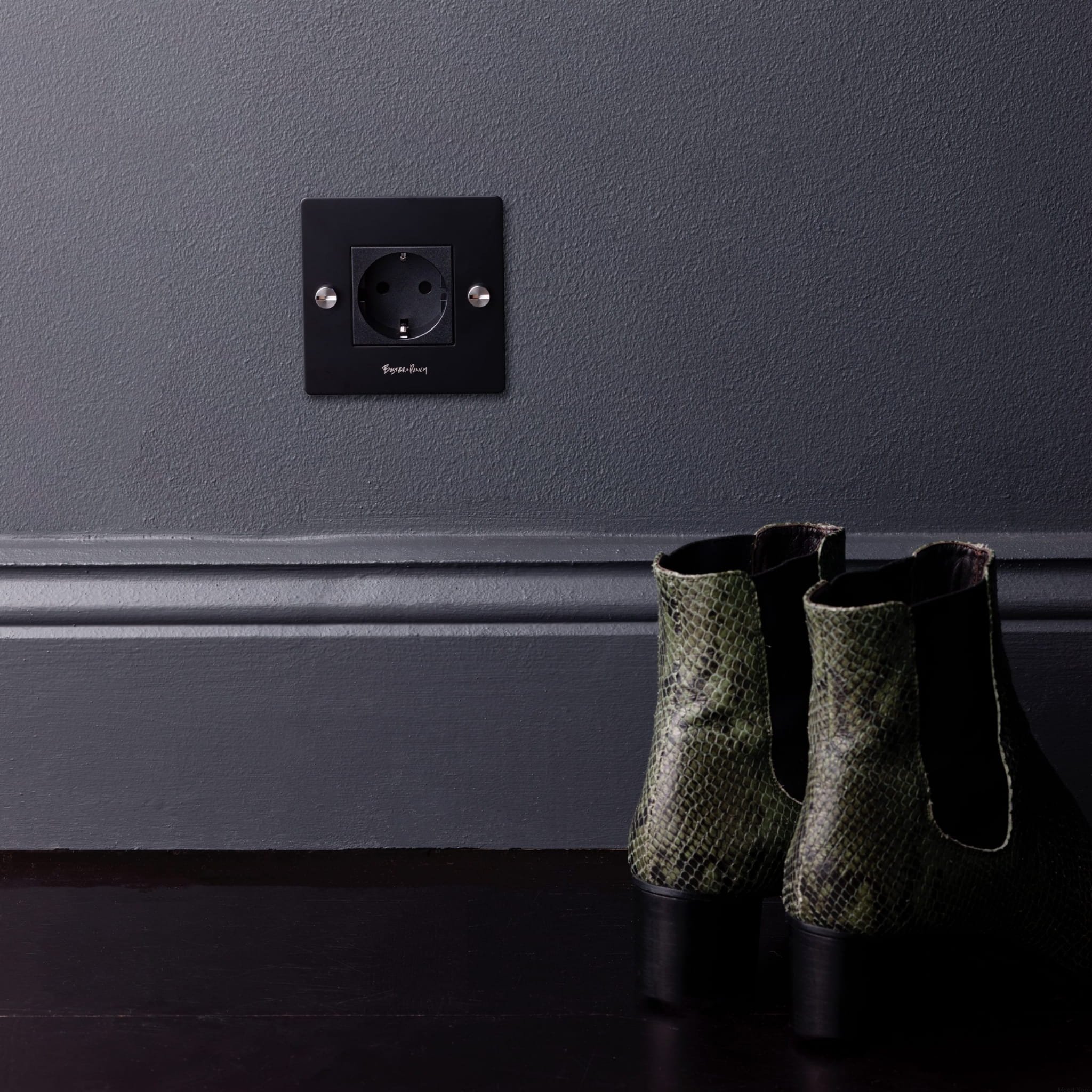 BP_EU_Electricity_1G_Socket_Complete_Black_Steel_LS_Web-scaled.jpg