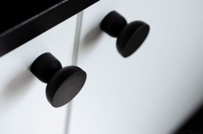Kokeshi 3032 aluminium svart möbelknopp