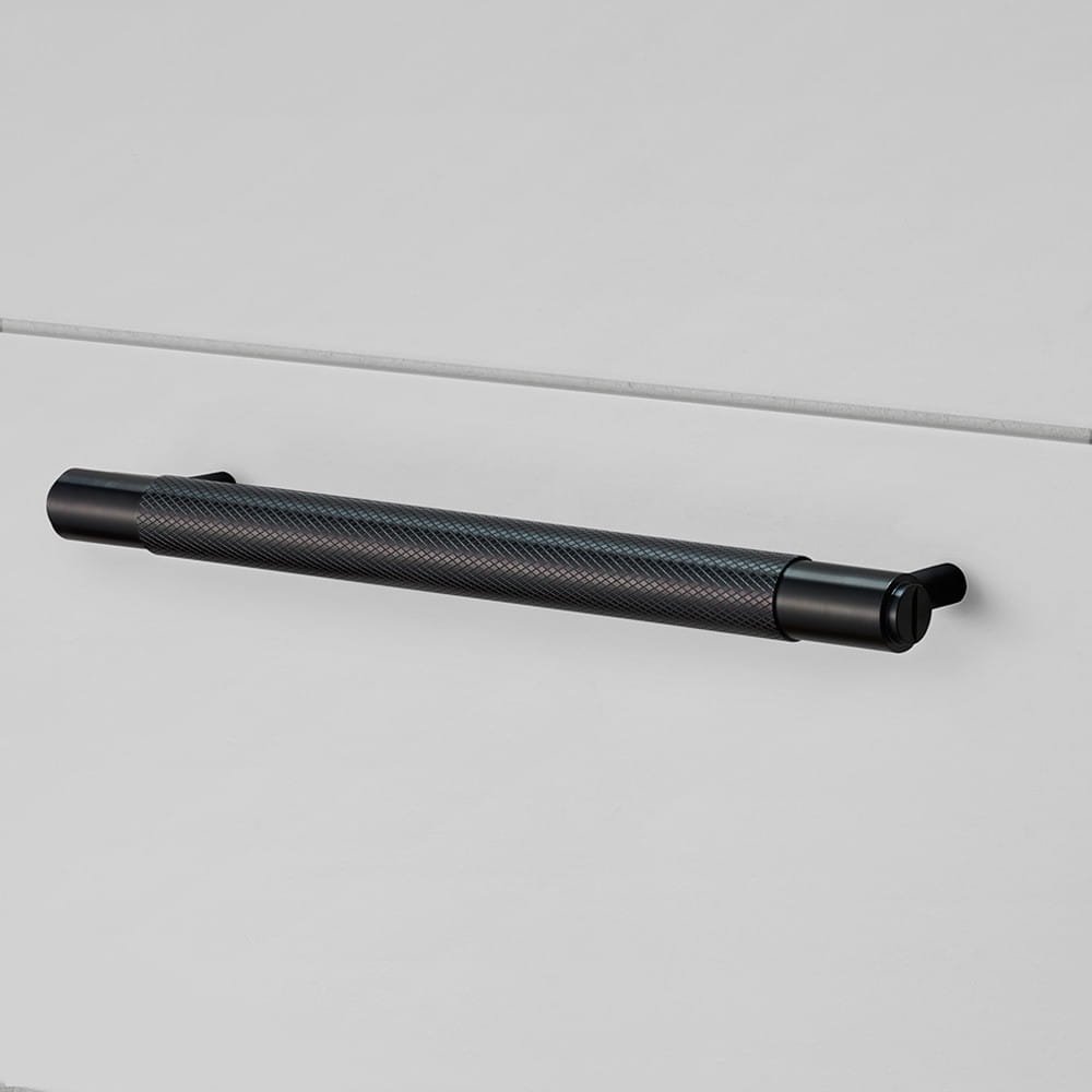 Zdjęcie mebla z czarnym metalowym uchwytem Pull bar