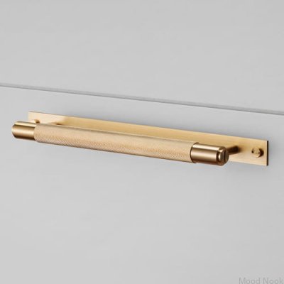 Långt möbelhandtag med kryssplatta 325 mässingsdyna