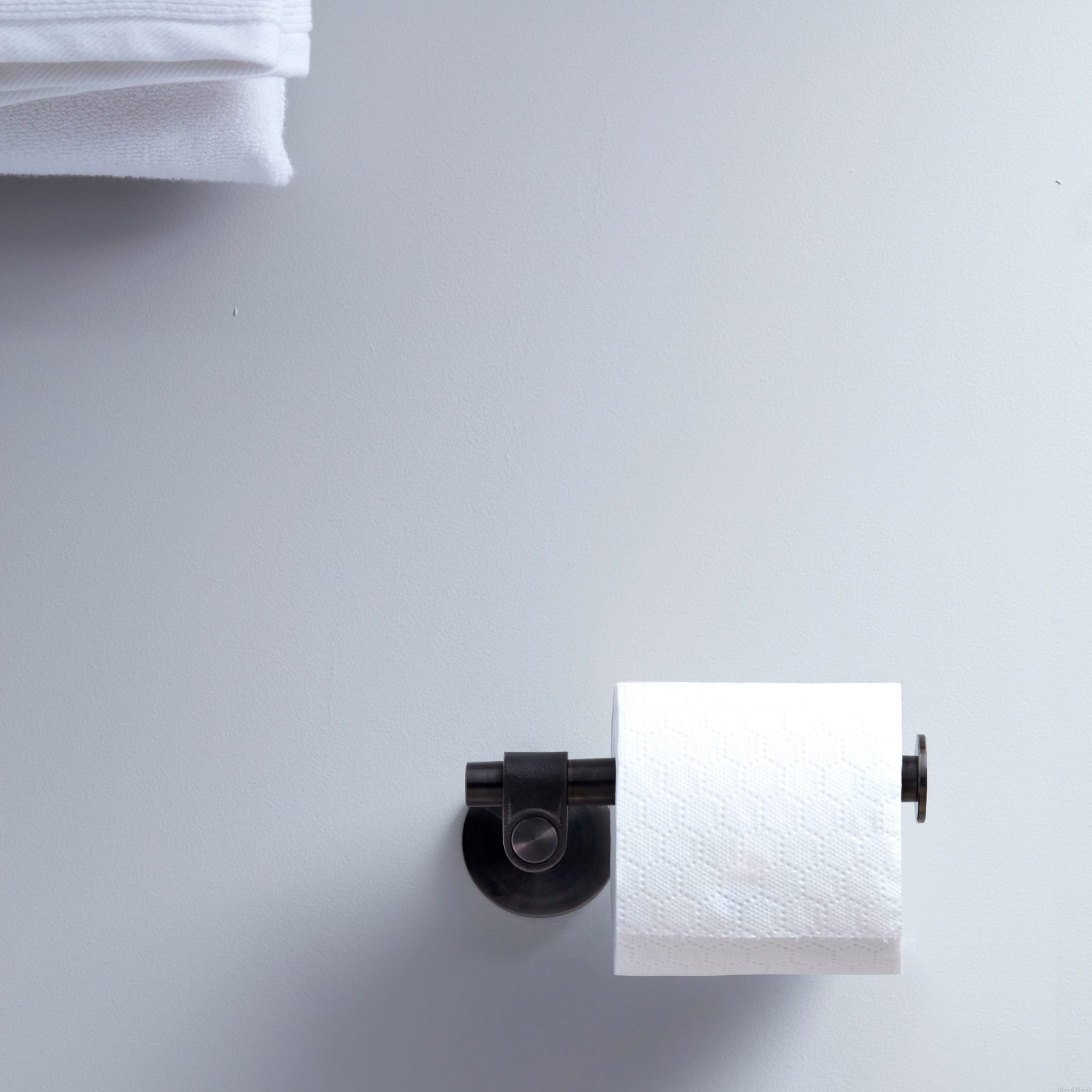 BP_Bathroom_A_Cast_Toilet_Roll_Holder_Gun_Metal_LC_21_2_Web-1-scaled (3).jpg