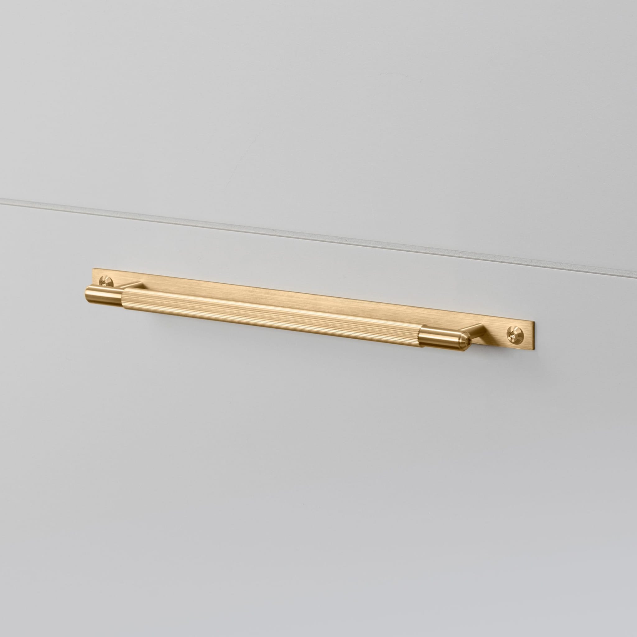 1.BusterPunch_Pull_Bar_Plate_Medium_Linear_Brass-scaled (1).jpg