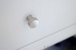 Galka Dot 18 stal nierdzewna szczotkowana na meblu