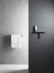 7010--półka-łazienkowa-z-ściągaczką-wody-do-szyb-i-kabin-prysznicowych-szczotkowana-stal-interior-unidrain-Skandynawskie-Uchwyty.webp