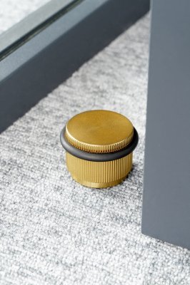 Tope de puerta de suelo Arpa Gold