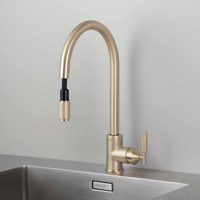 Utdragbar köksblandare i mässing med europeisk koppling