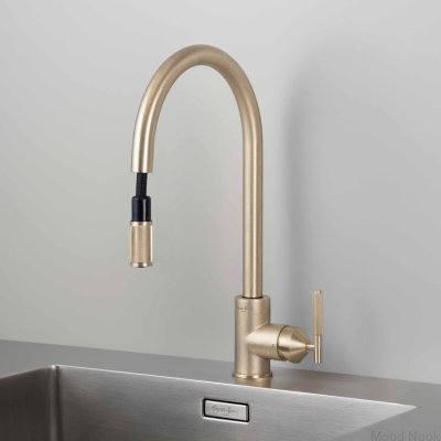 Linjär utdragbar köksblandare i mässing med europeisk koppling