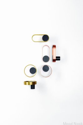 Orbit 75 Настенная вешалка черного цвета с матовым золотом