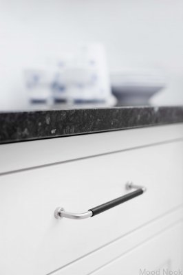 Lounge 160 Stål Satin Silver Möbelhandtag med Svart Läder