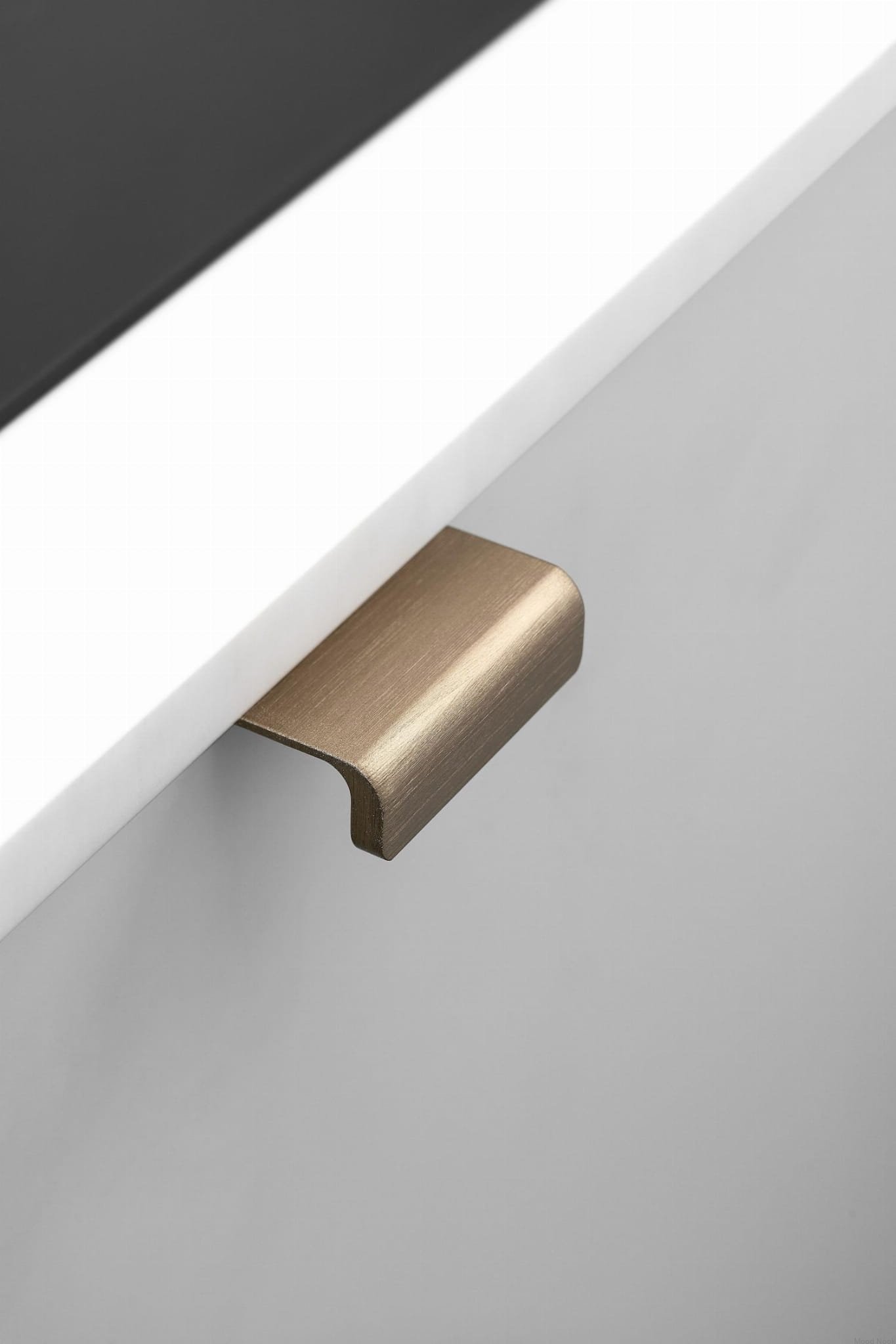 454320040-31--Uchwyt-meblowy-krawędziowy-Artisan-40-Aluminiowy-Złoty-Szczotkowany-Furnipart-Mood-Nook_2