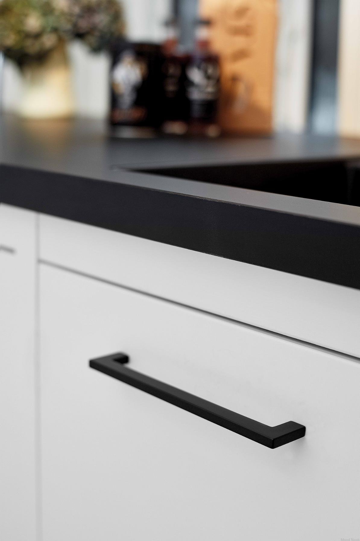 512860192-99--Uchwyt-meblowy-podłużny-Flat-192-Metalowy-Czarny-Mat-Furnipart-Mood-Nook_2