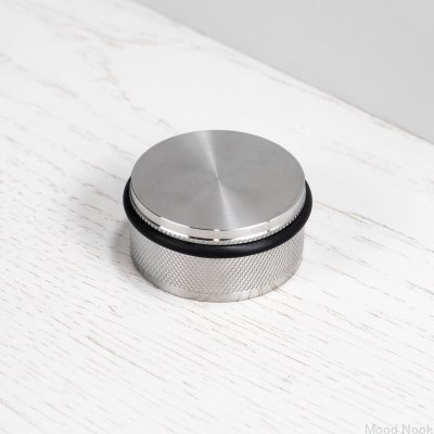 Dörrstopp i silverfärgat stål med kors