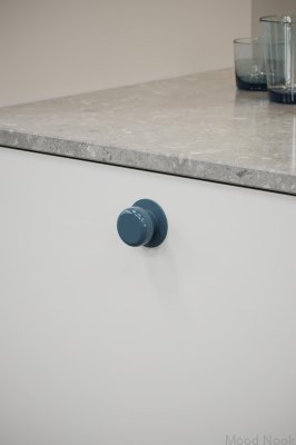 Colette 16 Metallblå möbelknopp