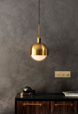 Gaffelformad taklampa med mässingslock och frostad skärm