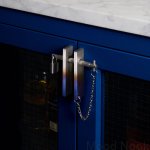 Zdjecie uchwytu Precious bar z zamkiem stalowy palony na meblu