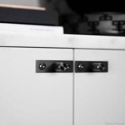 Möbelknopp med bricka Linjär platta 12 Stål Gun Metal (set)