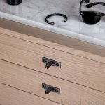 Zdjecie galki Linear Plate Gun metal na meblu