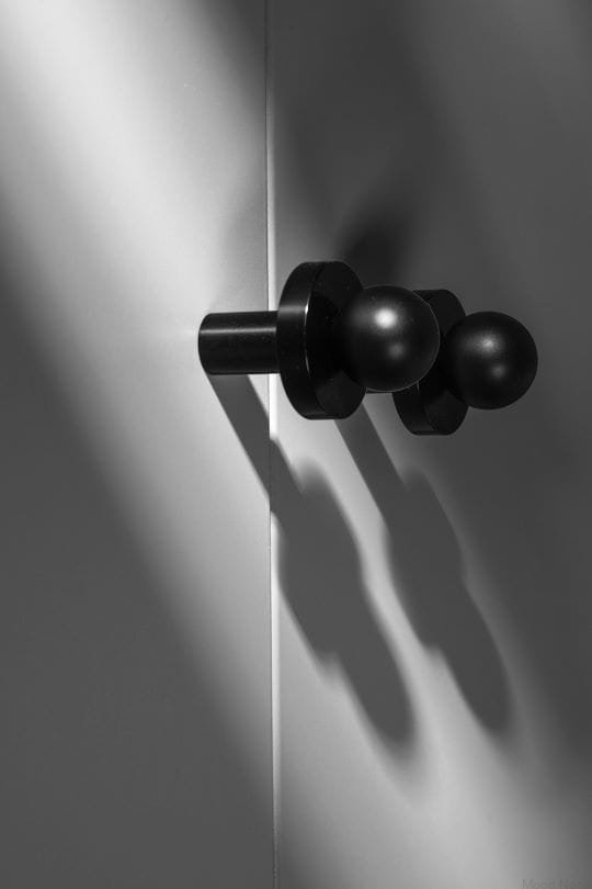 U.21.2.B--Gałka-meblowa-z-podkładką-czarną-Pola-Mosiężna-Czarna-Open&Hide-MoodNook_2