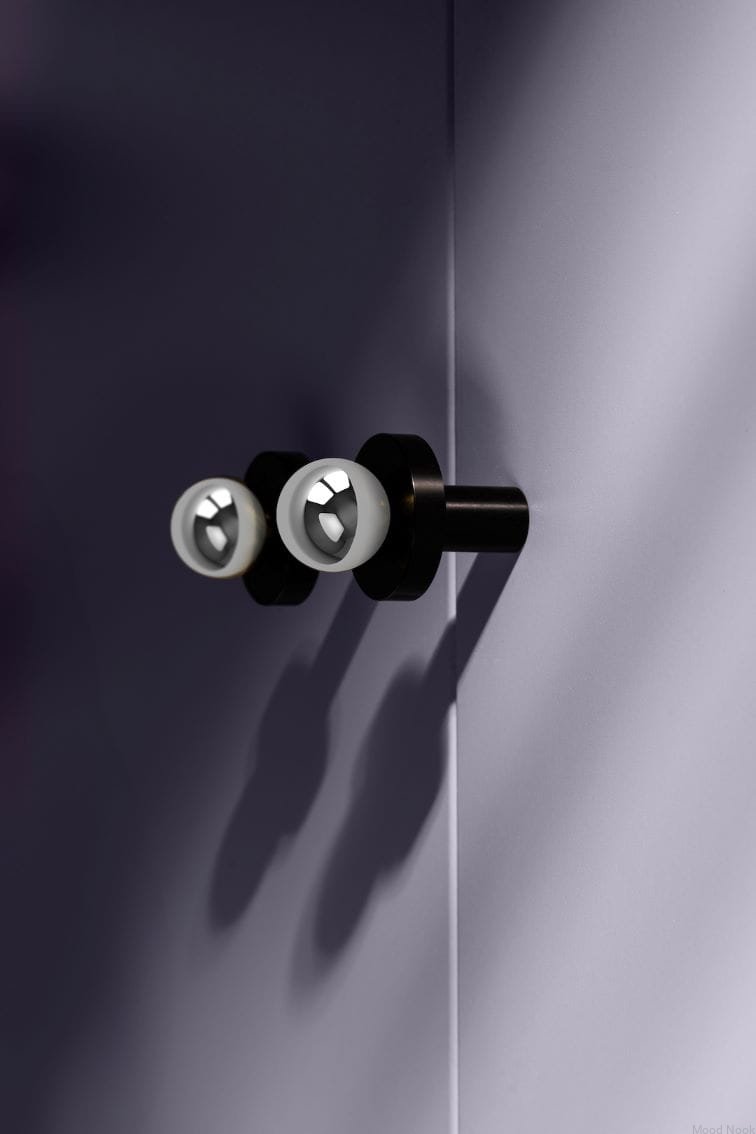 U.21.2.S--Gałka-meblowa-Pola-Mosiężna-Srebrna-Chromowana-z-Aluminiową-Czarną-Podkładką-Open&Hide-MoodNook_2