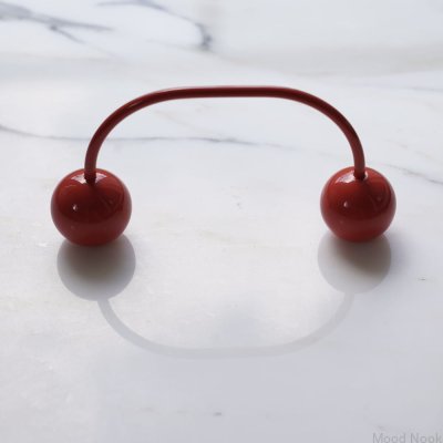 Marbelo Cherry 96 avlångt möbelhandtag, röd mässing