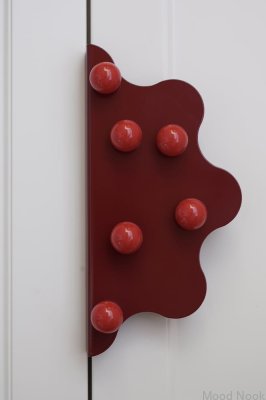 Puxador para móveis Mare 200 Steel com borda marrom e bolinhas vermelhas