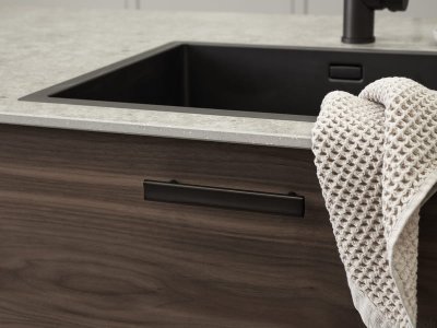 Bean 128 långt möbelhandtag Svart Borstad Krom