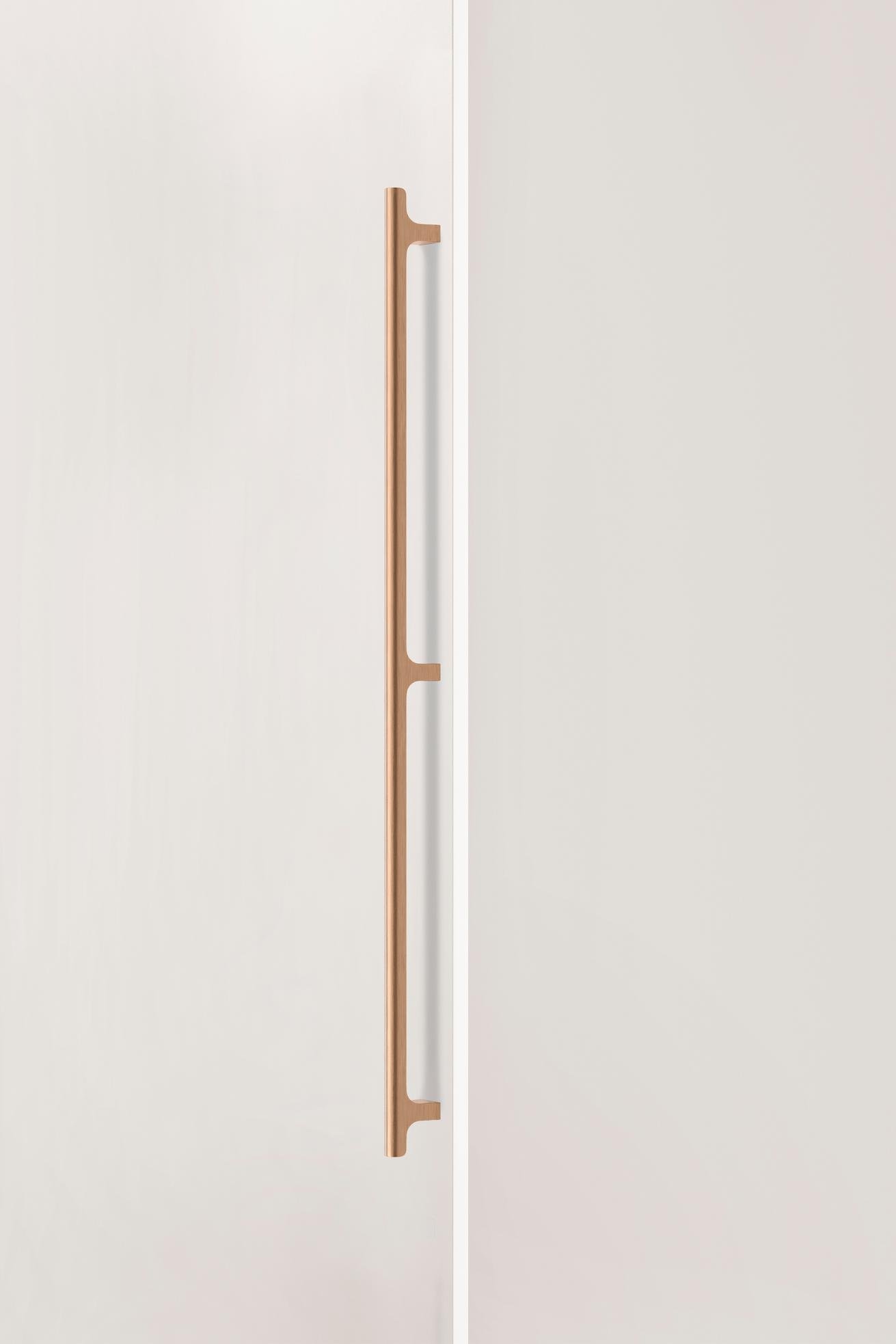 0687832L618--Uchwyt-meblowy-podłużny-Hinoki-Big-832-Aluminiowy-Mosiężny-Szczotkowany-Cava-Viefe-MoodNook_1