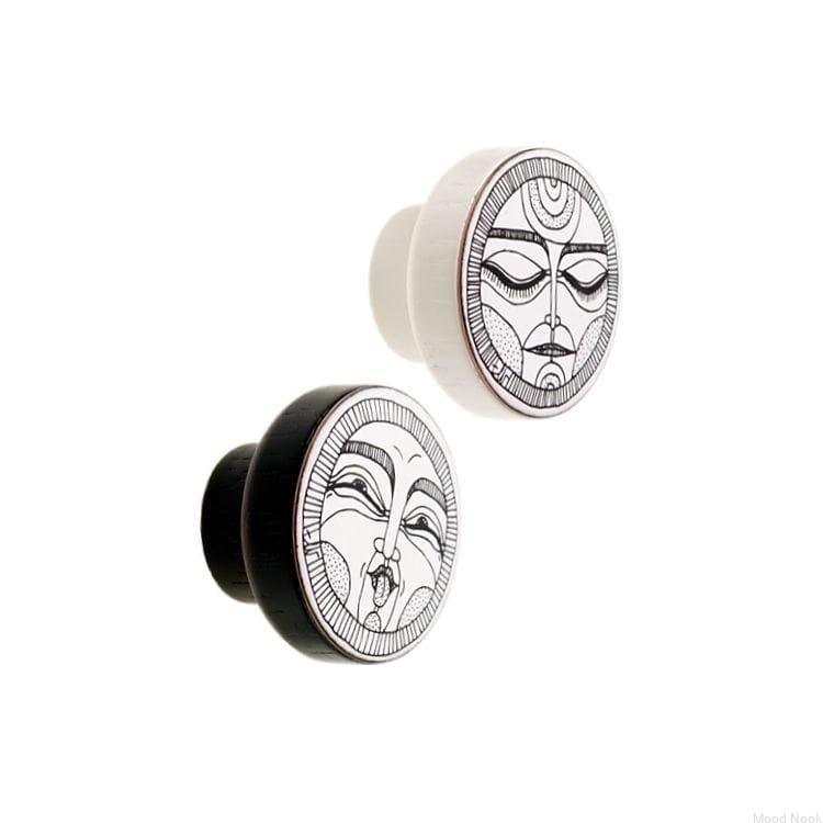 E_27-WH-C--Gałka-meblowa-Faces-Black&White-40-Drewniana-Dębowa-Emaliowana-Biała-(wzór C)-Dot-Manufacture-MoodNook_2
