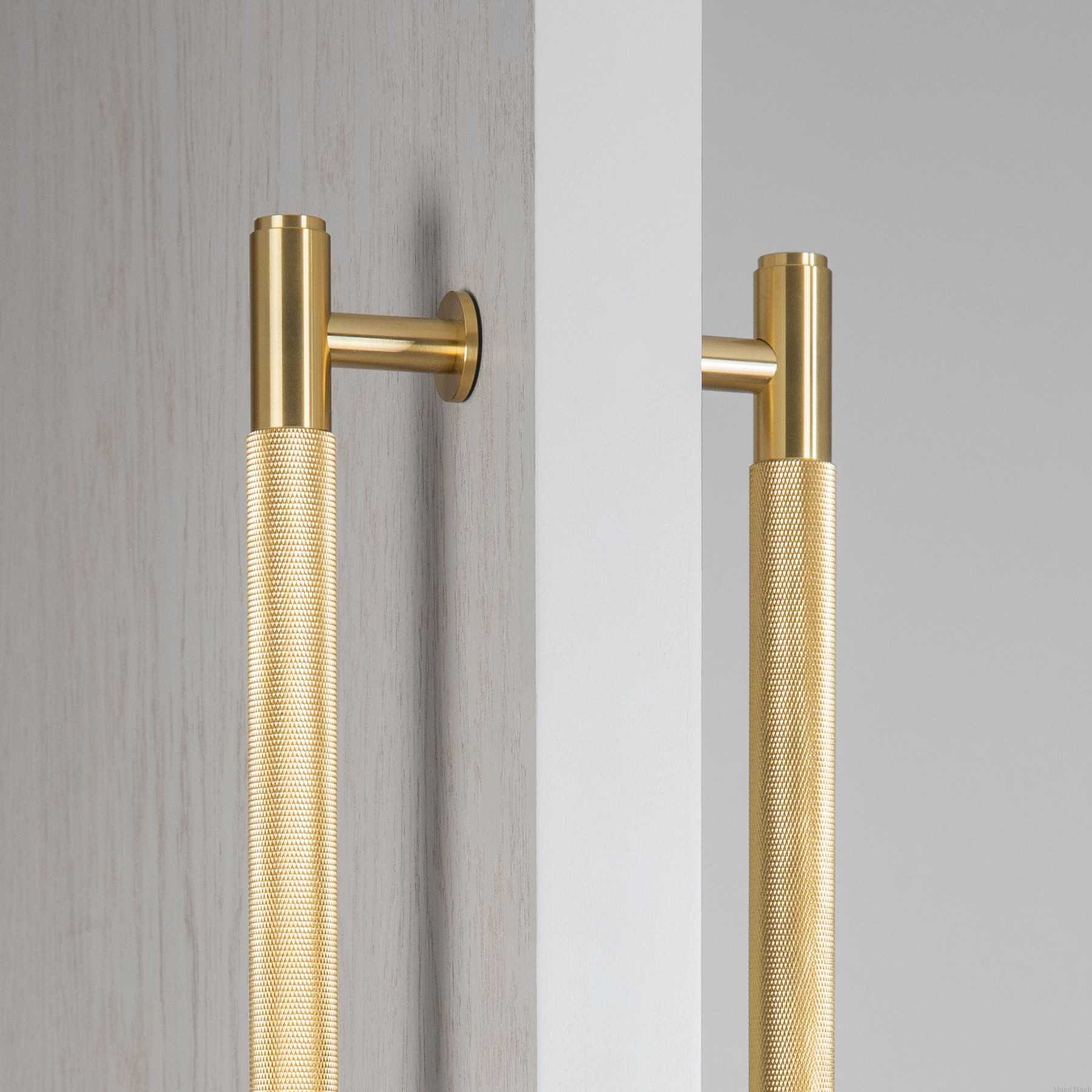 Uchwyt meblowy PULL BAR Double-Sided na drewnianych drzwiach