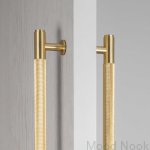 Uchwyt meblowy PULL BAR Double-Sided na drewnianych drzwiach