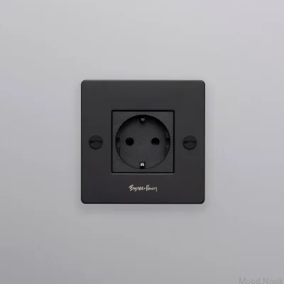 Enkeluttag med logotyp Typ F Kors 1G Stål Svart Europeisk standard