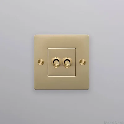 Dubbelströmbrytare utan logotyp Kors 1G Mässing Europeisk standard