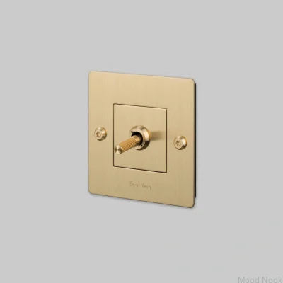 Enkelbrytare med Linear 1G-logotyp, mässing, europeisk standard