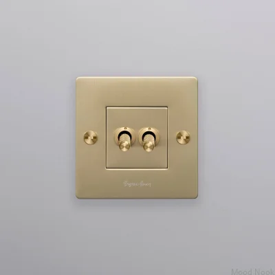 Dubbelströmbrytare med Cross 1G-logotyp, mässing, europeisk standard