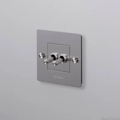 Dubbelströmbrytare med Cross 1G-logotyp, stål, silver, europeisk standard