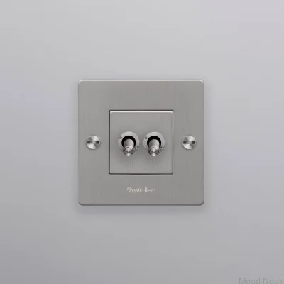 Dubbelströmbrytare med Cross 1G-logotyp, stål, silver, europeisk standard