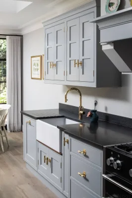 T-bar möbelhandtag med kryssplatta 95 mässing